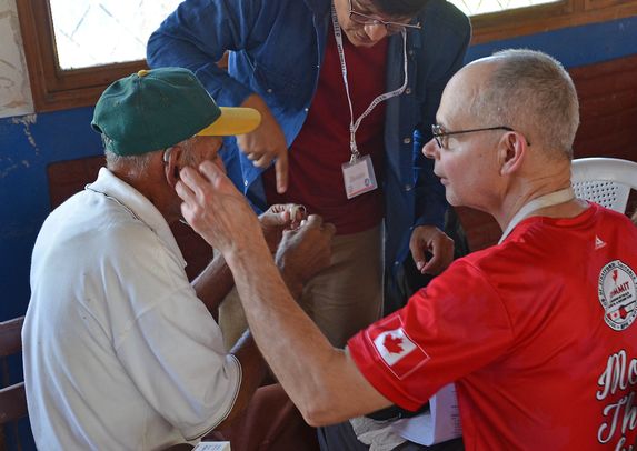David Knoppert fitting a gentleman with a set of hearing aids. What an amazing gift for him, now he can hear much better